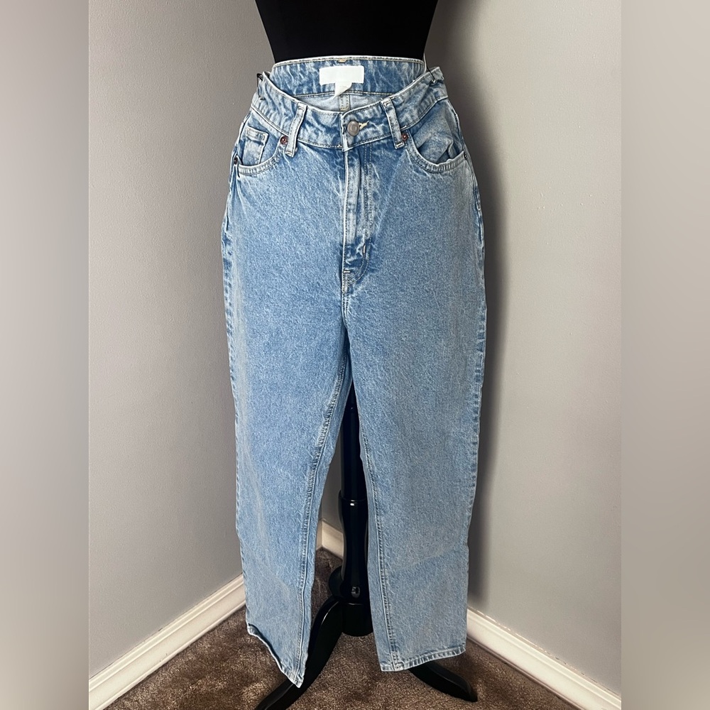 H&M High-Waisted Curve Light Blue Cropped Jean